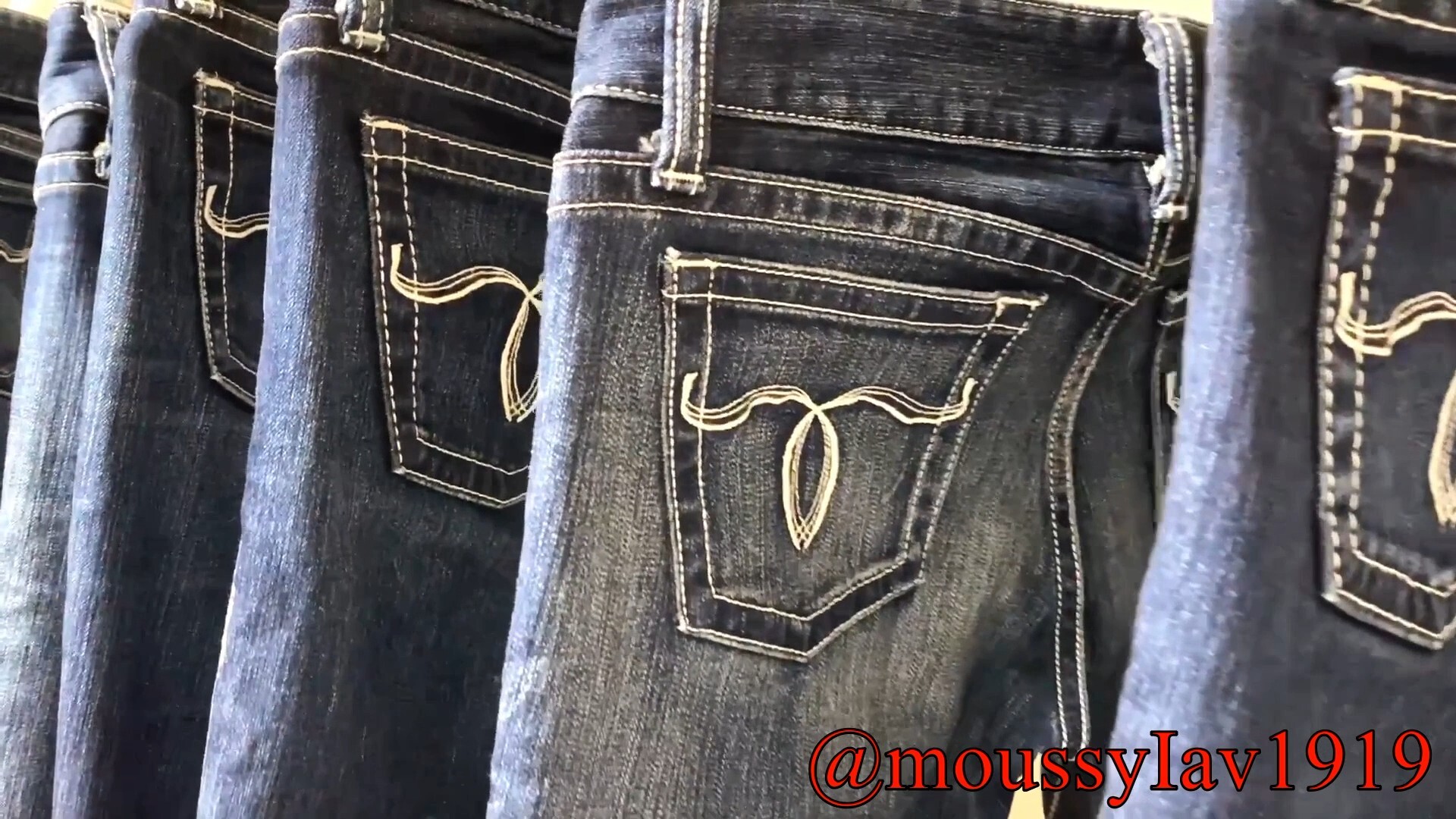 【フル動画🔥】moussyスキニーデニムとライダース👖😘外で必ず二度見されるジーンズの後ろ姿💓 (3/3)