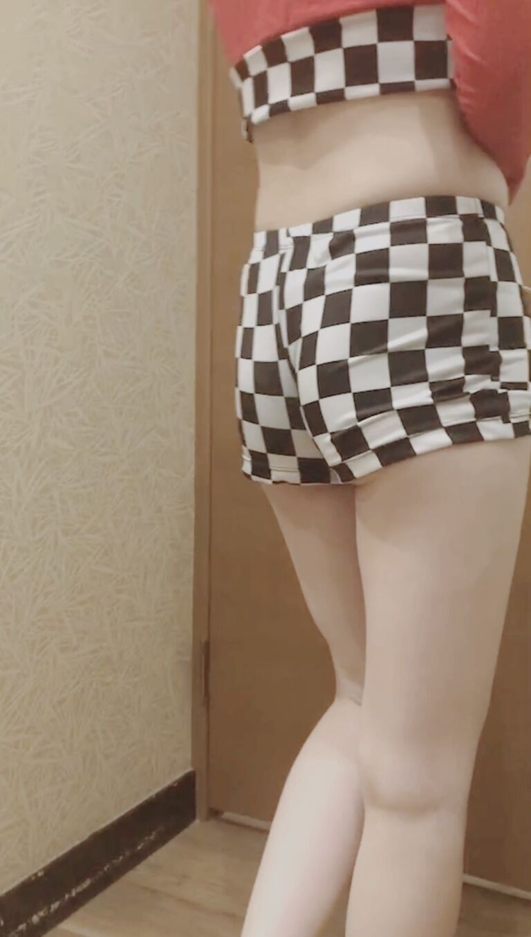 チアガ姿でトイレ待ちおしがま（ライカ） (1/3)