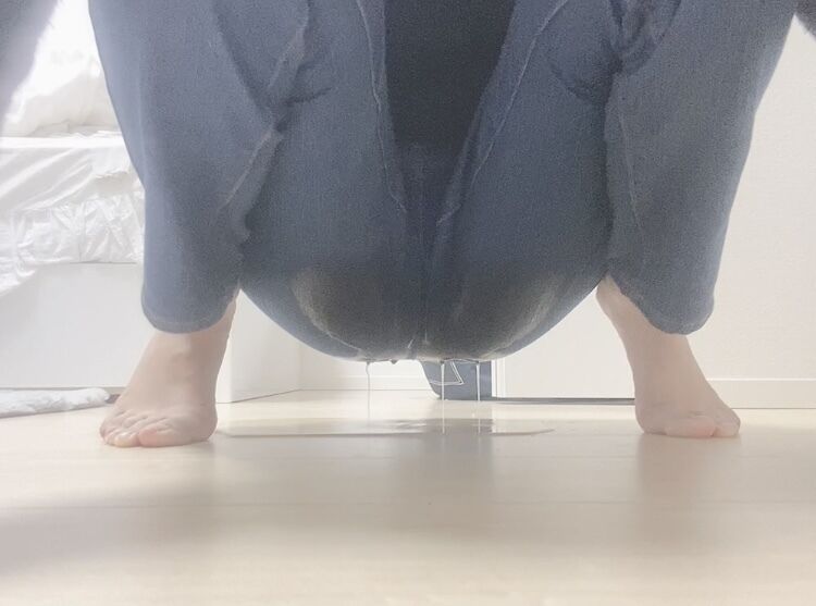かなえのジーパンでおしっこお漏らし👖 (1/3)
