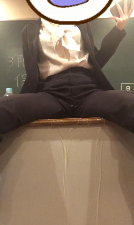 先生の授業中のお漏らし (1/3)