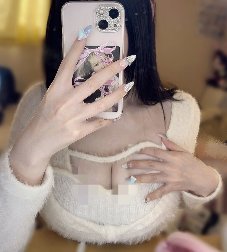 ぽよぽよ触ってる