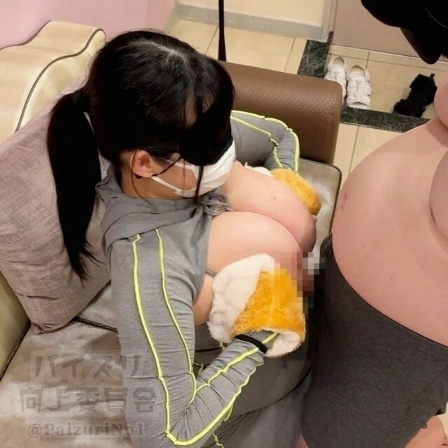 リアちゃんが変形グレーニット姿で仁王立ちパイズリ！