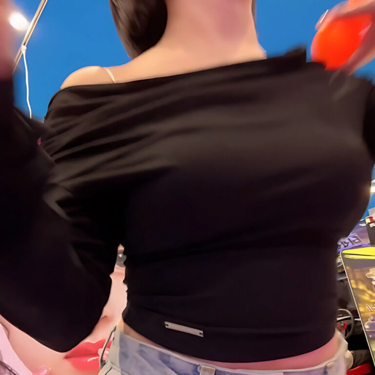 【動画】ゲーセンで遊んでる動画、おっぱいが強調され過ぎた♡笑 (1/3)
