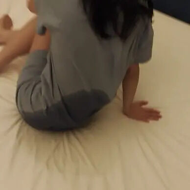 我慢限界の女の子をベッドに寝させてみた結果 (1/3)