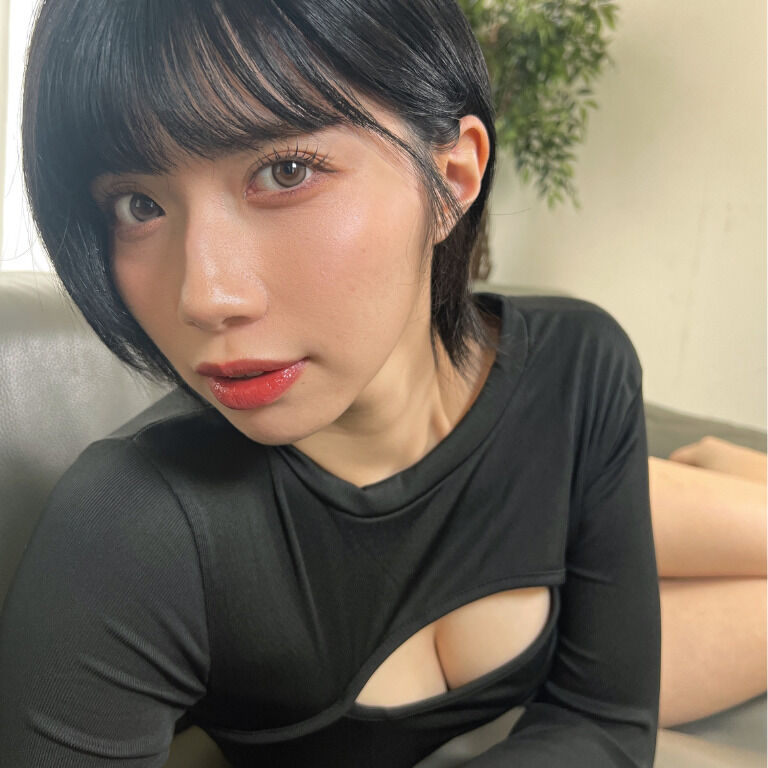 【プラン限定動画🌻】胸あき黒ワンピ オフショット動画 (1/3)