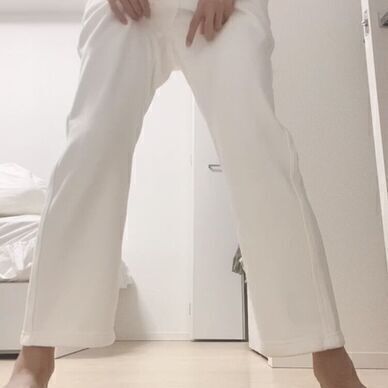 まっ黄色に染まる白いズボン