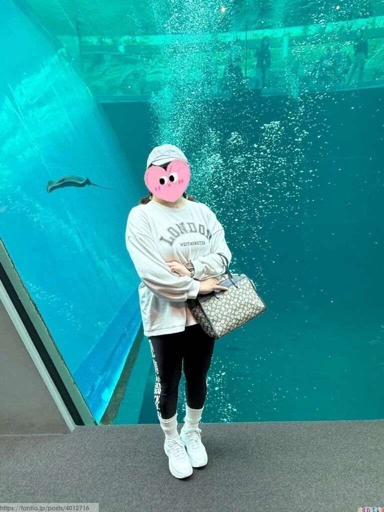 大水槽の前で