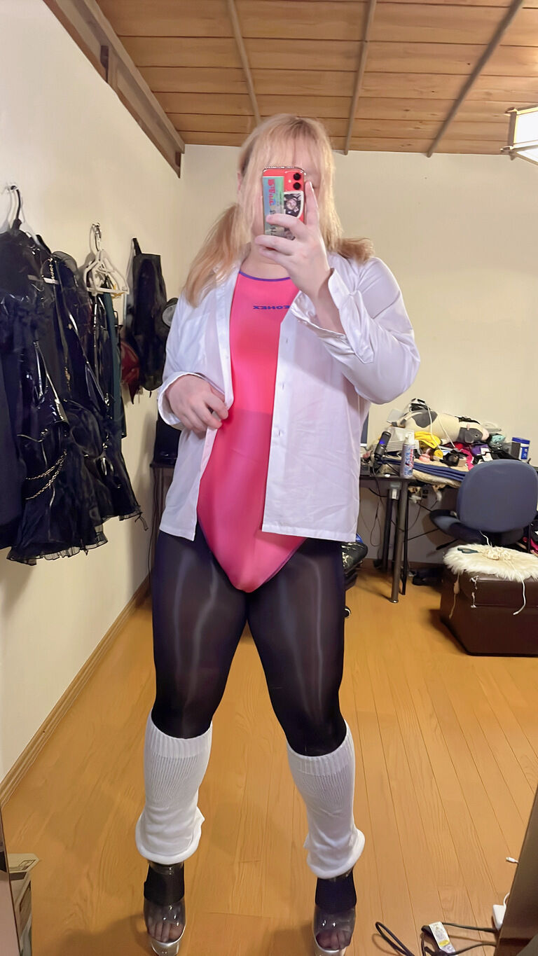 ピンク競泳と制服