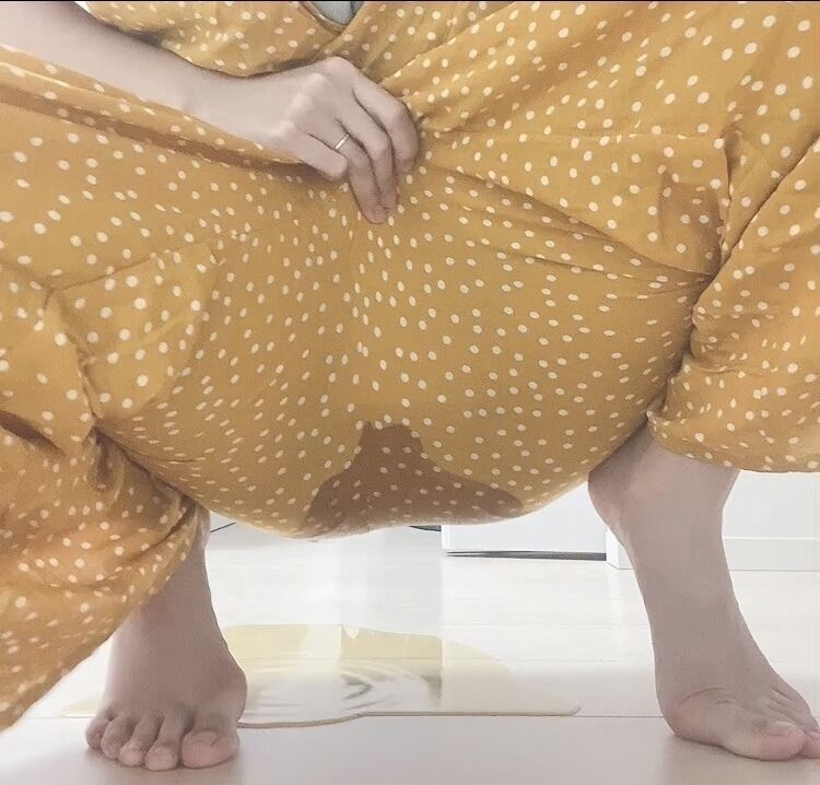 オーバーオールでおしっこ我慢 (1/3)
