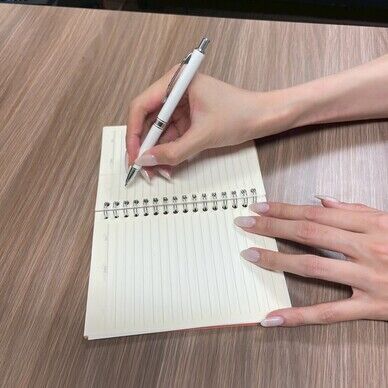 ​【30秒動画】滑らかな指先で弄ばれるペン…🖋️