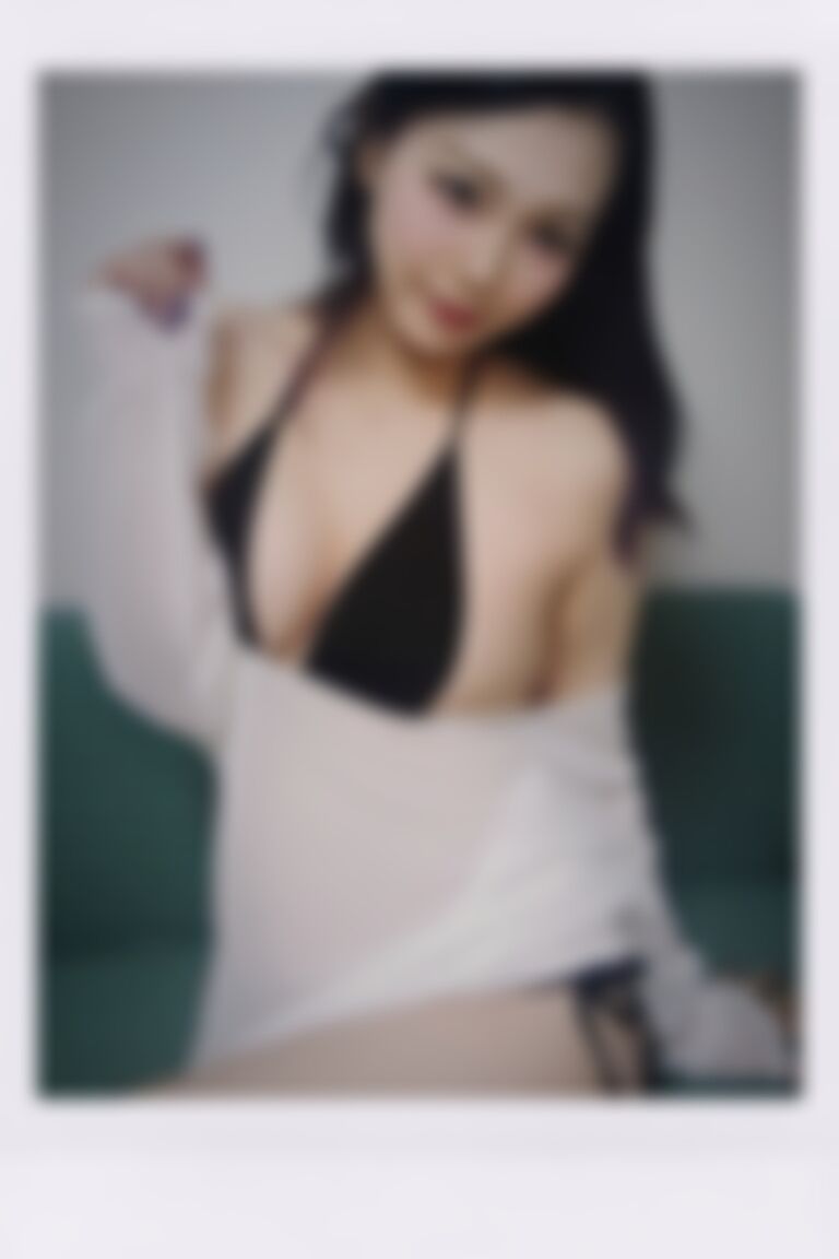 🩶白シャツ黒ビキニ🩶