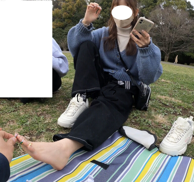 有料会員様用【本編お顔ぼかし無し】20歳の可愛い女子大生さんに靴下脱いだ素足を撮影させていただきました　 リクエスト復刻です