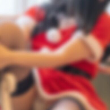 椅子の上とベッドの上の大胆サンタさん