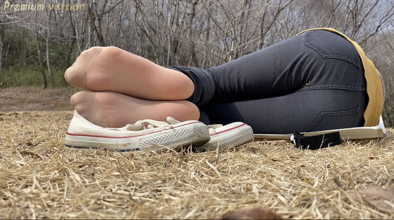 公園でリラックス中の足裏を見れちゃう❤︎ I can look at the sole relaxed in a park