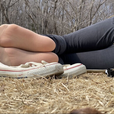 公園でリラックス中の足裏を見れちゃう❤︎ I can look at the sole relaxed in a park