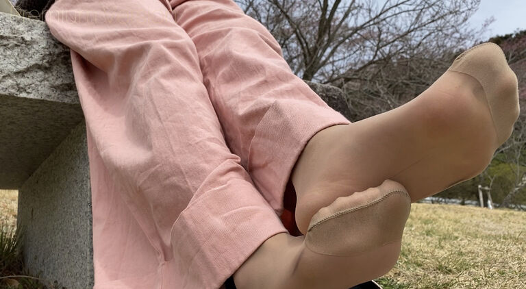 桜を見てるOLのストッキング越しの足裏❤︎