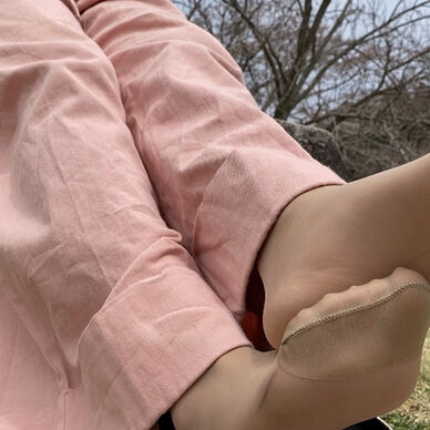 桜を見てるOLのストッキング越しの足裏❤︎