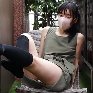 ハイソックスを脱ぎ捨てたもえこ