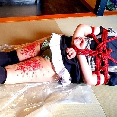 メイド服の女の子が拘束されて床に転がされてロウソク責めに遭う(千依)