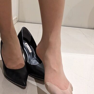 革パンプスで商談帰りの蒸れ蒸れあんよ