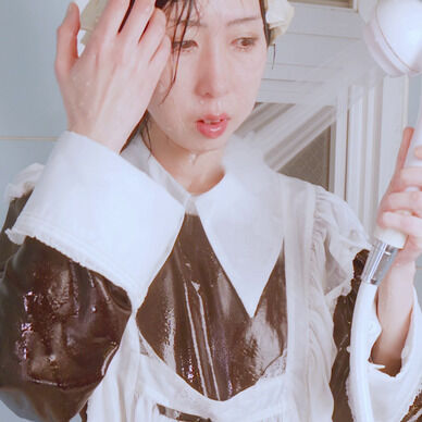 メイド服でシャワー