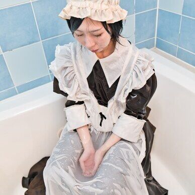 メイド服でローション&泡風呂