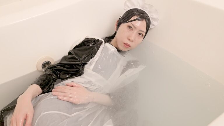 メイド服でローション風呂