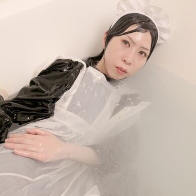 メイド服でローション風呂