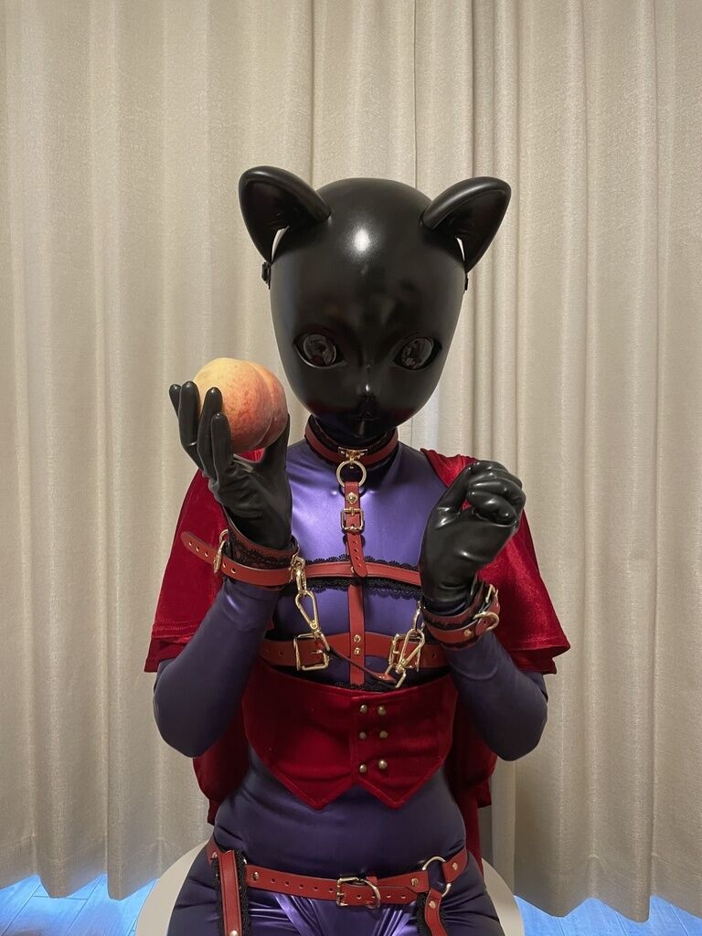 紫ラバー赤ずきん🐈‍⬛と桃🍑