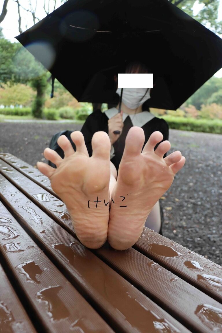 【足裏くすぐり】【においチェック】『クサイかもですけど…』雨の日の公園で色白な女子大生さんの濡れた足を撮影させていただきました【本編お顔ぼかし無し】