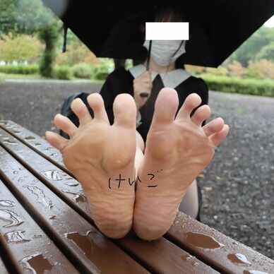 【足裏くすぐり】【においチェック】『クサイかもですけど…』雨の日の公園で色白な女子大生さんの濡れた足を撮影させていただきました【本編お顔ぼかし無し】