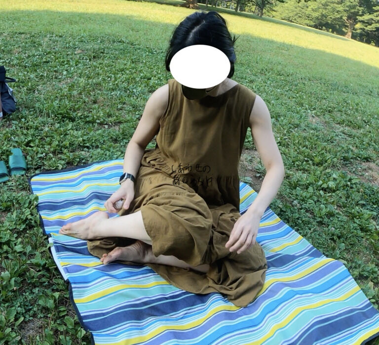 【完全新作】『ごめんなさい、私すっごい汗かいてて…』真夏の公園でOLさんの土で汚れた足の裏を撮影させていただきました【本編お顔ぼかし無し】