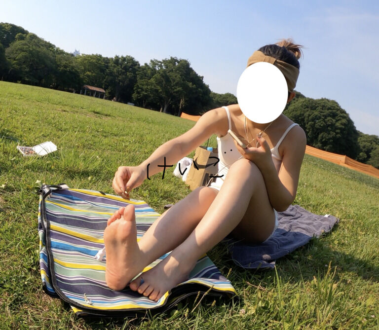 【完全新作】24歳美容系OLさん 夏の公園で日焼け中に足を撮影させていただきました【本編お顔ぼかし無し】