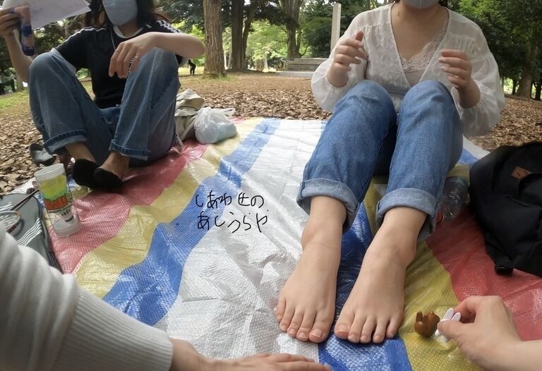 【完全新作】『足が汚くて...』夏の公園で文化系OLさん2人組に足元を撮影させていただきました【本編お顔ぼかし無し】