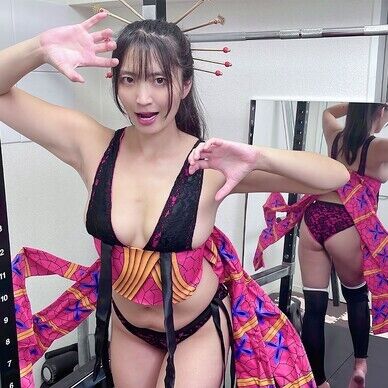 【動画】鬼滅の刃の堕姫のコスプレで筋トレ