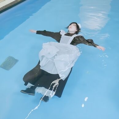 プールで水遊び3