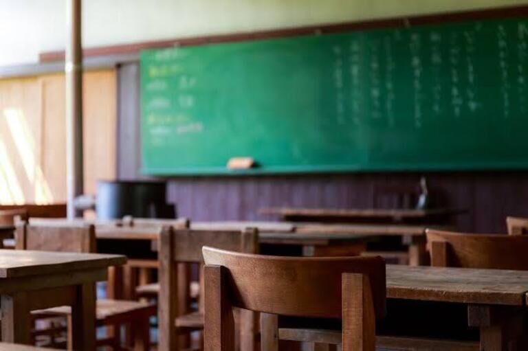 【女性向けボイスフリー台本】ヤンデレな近所のお兄ちゃんが、同じ学校へ… ［全年齢］