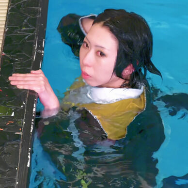 プールで水遊び4