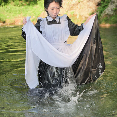 メイド服で川遊び＆入浴