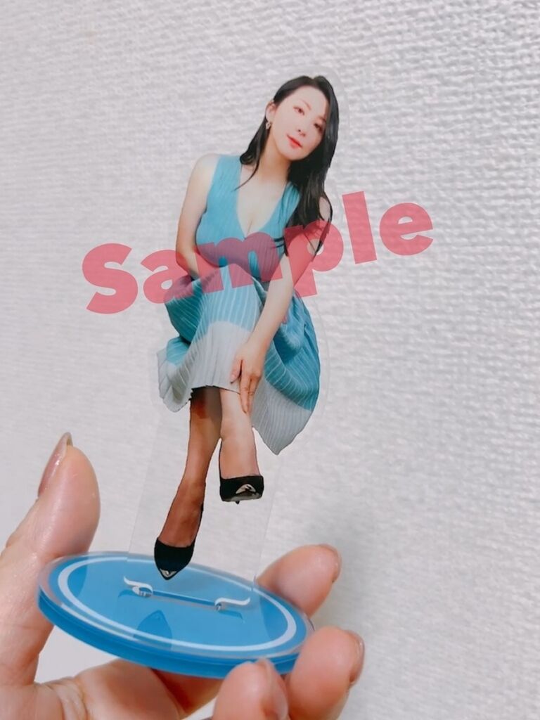 見下ろされるアクスタ
