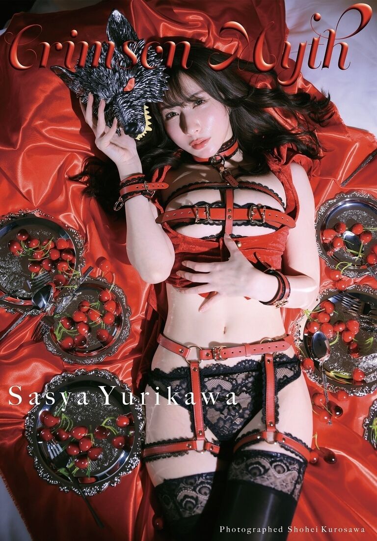 写真集『Crimson Myth』
