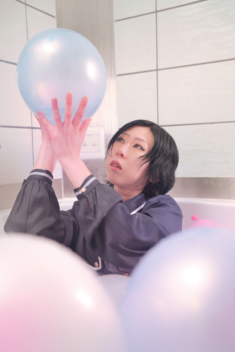 風船で水遊び