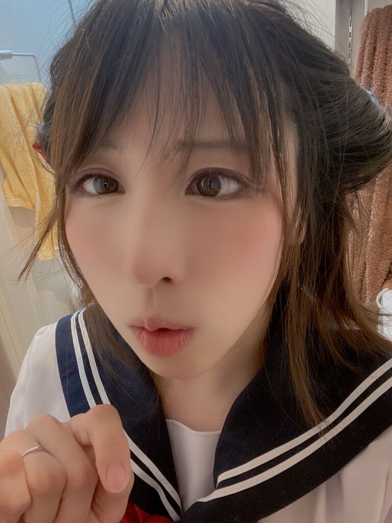 セーラー服コスプレ(より目舌出し