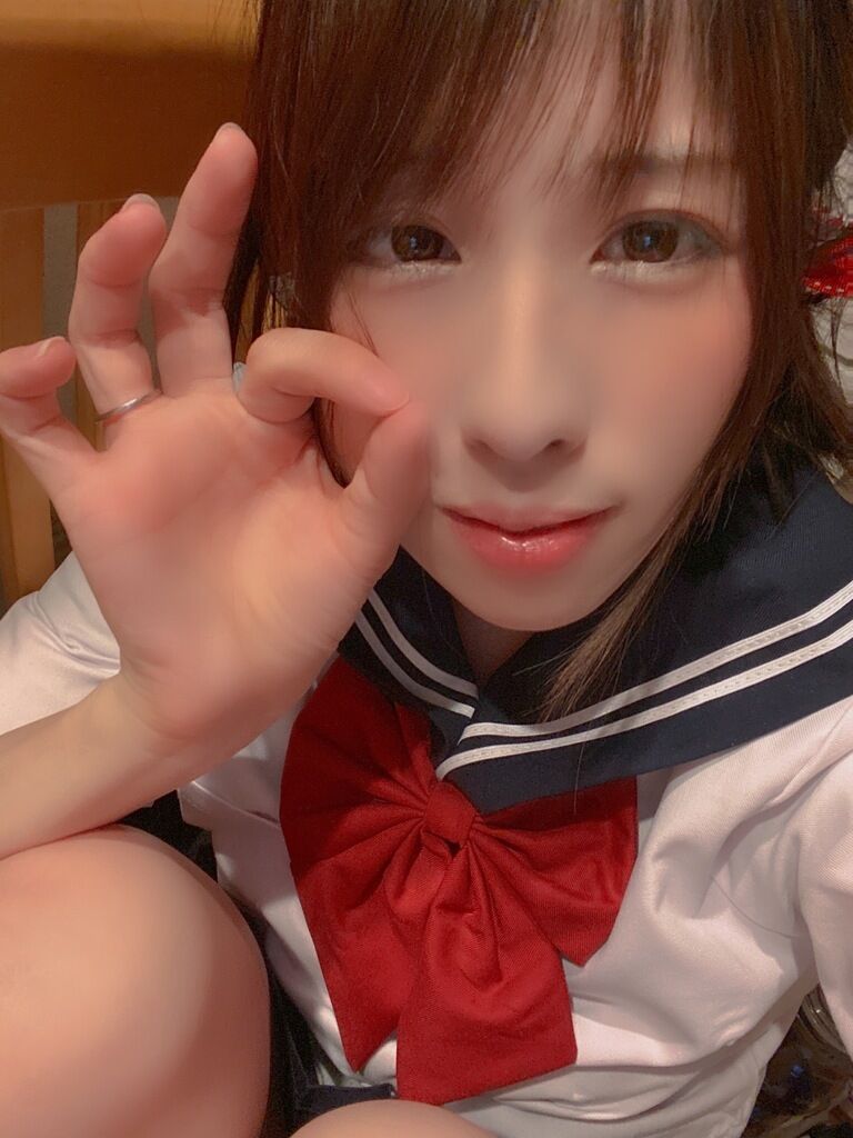 セーラー服コスプレ(より目舌出し