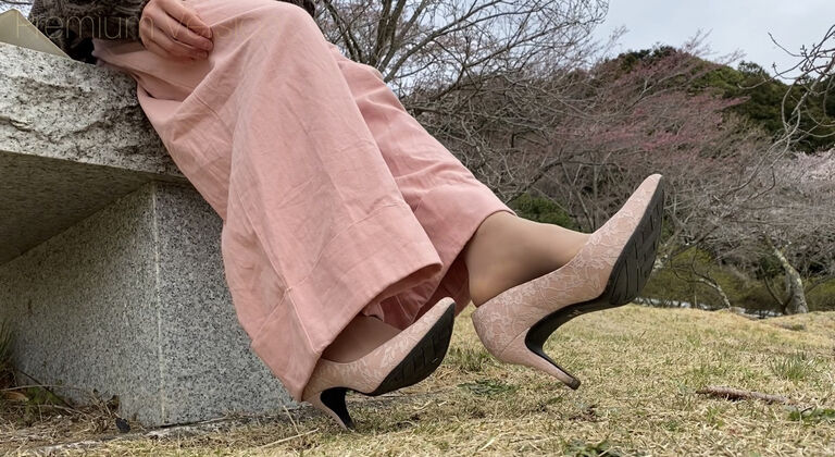 桜を見てるOLのストッキング越しの足裏❤︎
