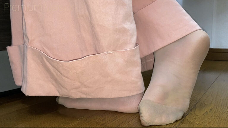 桜を見てるOLのストッキング越しの足裏❤︎