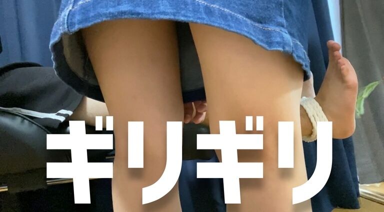 M男をイスに拘束して猫じゃらしでくすぐり♡馬乗りで逃がさない