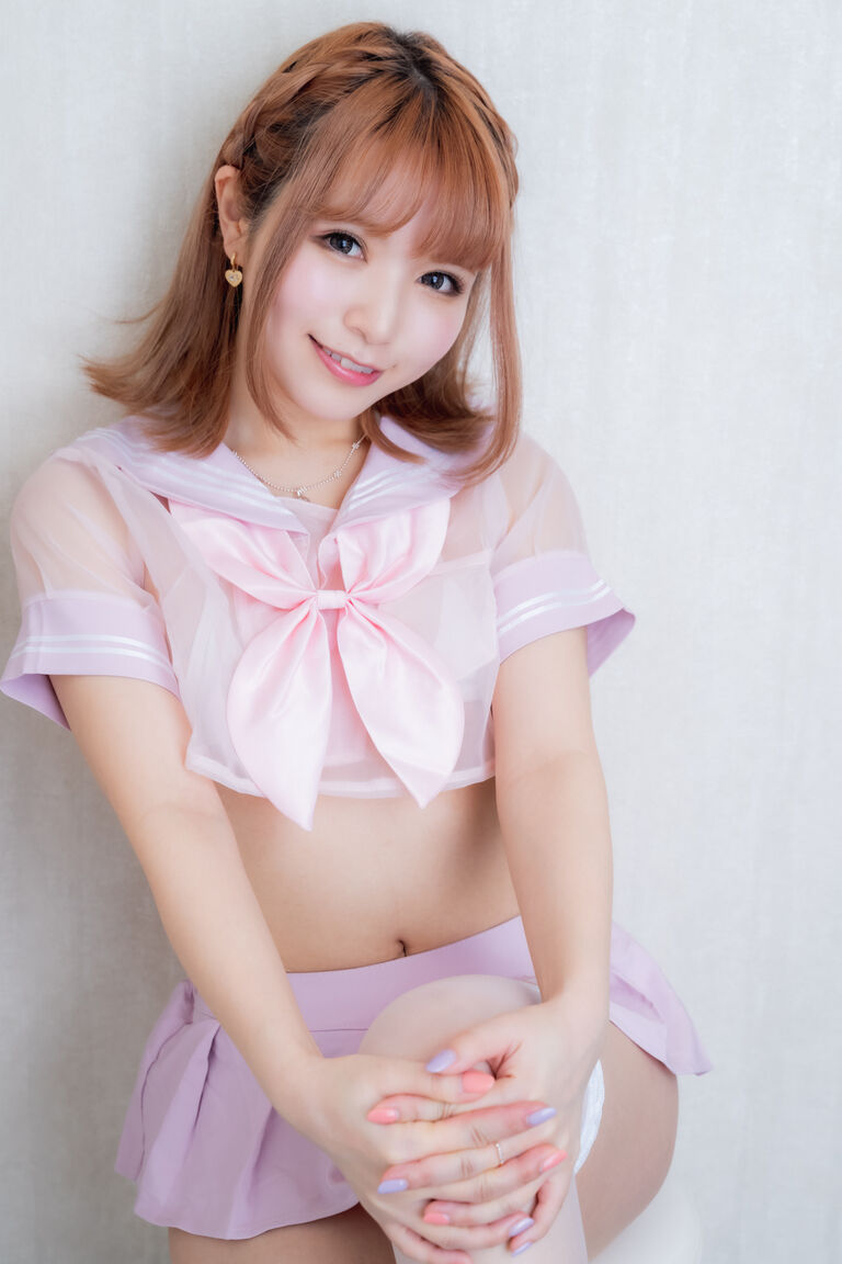 制服の下…みたい?