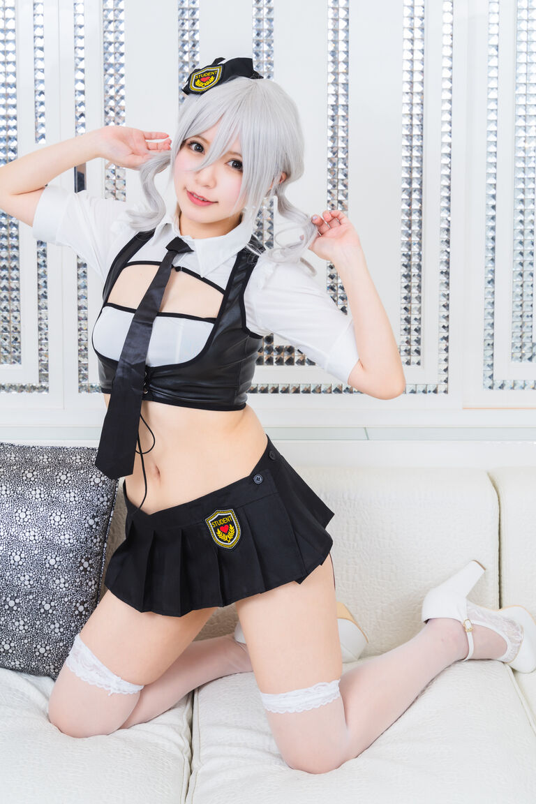 制服の下…みたい?