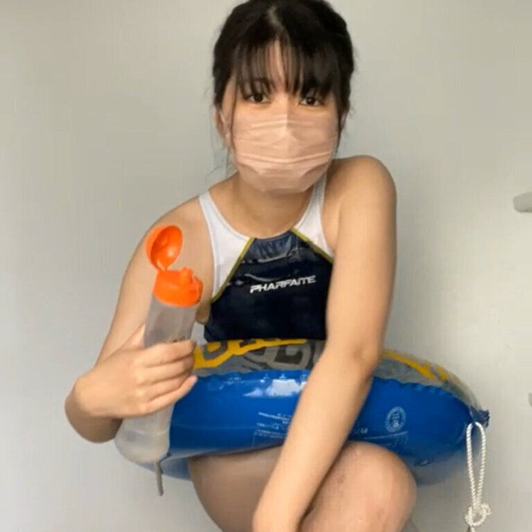 お風呂場でパンスト水着